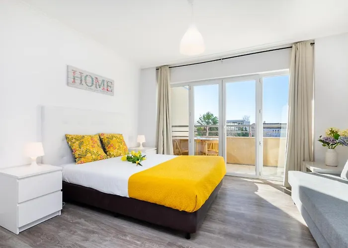 Apartment Jardins Da Rocha: Sunny With Pools And Parking