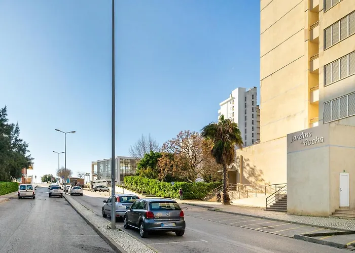 Apartment Jardins Da Rocha: Sunny With Pools And Parking *