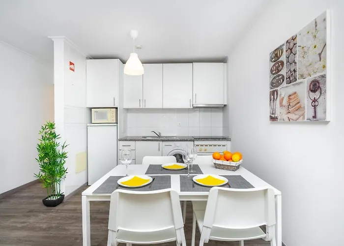 Apartment Jardins Da Rocha: Sunny With Pools And Parking *